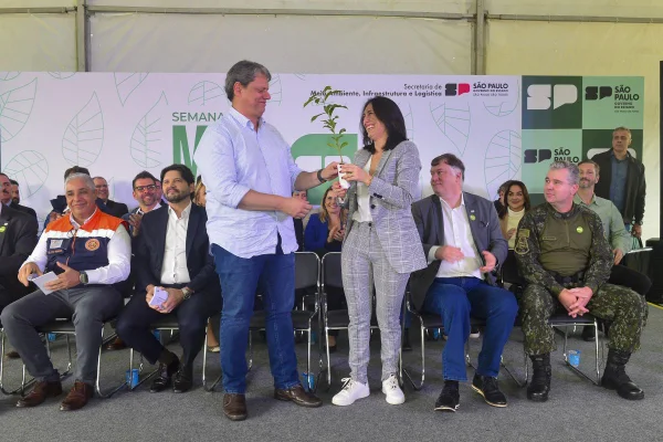 Imagem colorida mostra Tarcísio de Freitas no Dia Mundial do Meio Ambiente