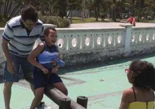 Menino de oito anos com doença rara volta a andar ao usar canabidiol
