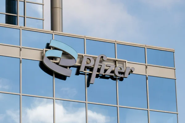 Imagem de prédio envidraçado da Pfizer, gigante norte-americana do setor farmacêutico - Metrópoles