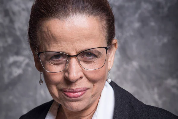 foto colorida de rosoto de mulher de meia idade de óculos de grau - metrópoles