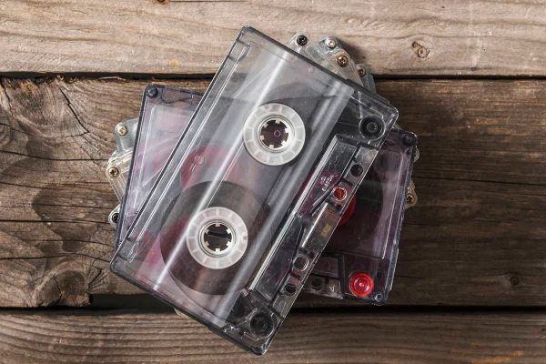 Três fitas cassetes com mixtapes em cima de uma mesa - Metrópoles