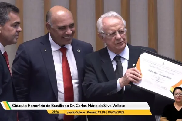 Ex-ministro do STF, Carlos Mário recebe título de Cidadão Honorário de Brasília