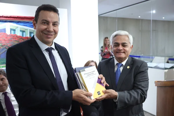 Cerimônia de entrega de 7 mil livros - Metrópoles