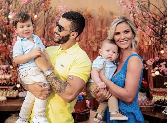 Gusttavo Lima e Andressa tiram visto de filhos para turnê nos EUA
