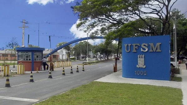 UFSM abre 12 vagas para professores, com salário de até R$ 9,6 mil