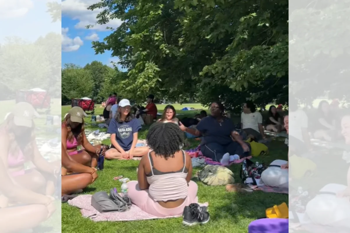 Geração Z em Nova York adere a "clube de descanso" fundado por Maaliyah Symoné para combater exaustão da rotina e buscar bem-estar mental no Central Park