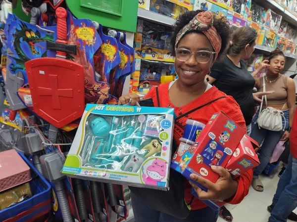foto colorida de compradora de brinquedos em loja da 25 de Março na semana do Dia das Crianças - Metrópoles