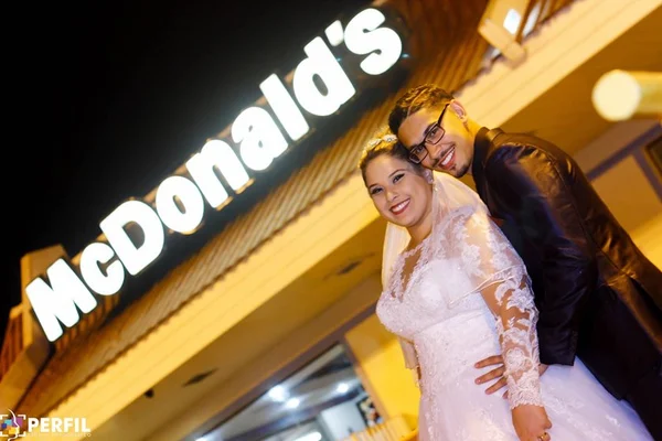Casal faz fotos para álbum de casamento no McDonald’s e bomba na web