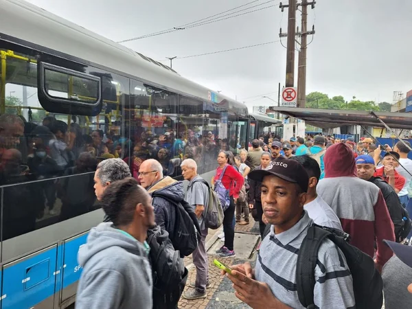 foto colorida de ponto de ônibus lotado no entorno da estação Jabaquara em dia de greve em SP - Metrópoles