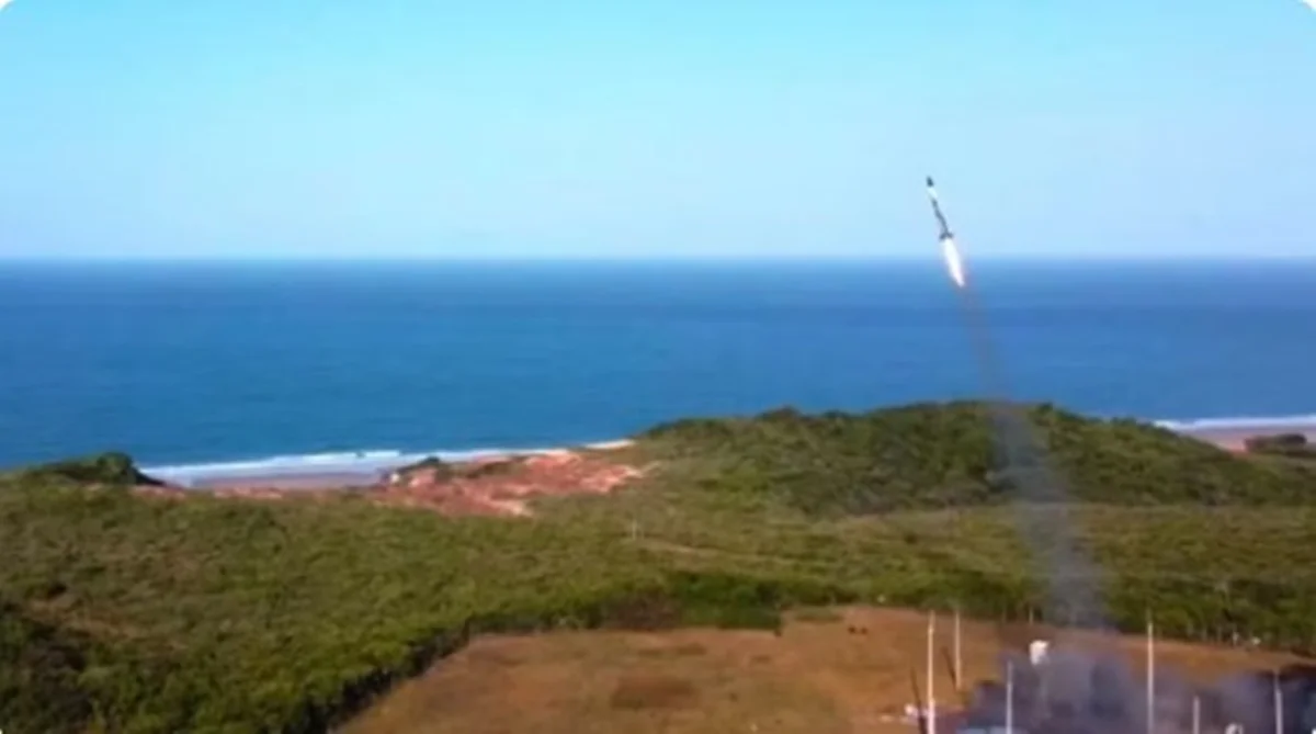 Foguete sul-coreano cai no mar após voo ser interrompido na base de Alcântara
Foguete sul-coreano cai no mar após voo ser interrompido na base de Alcântara