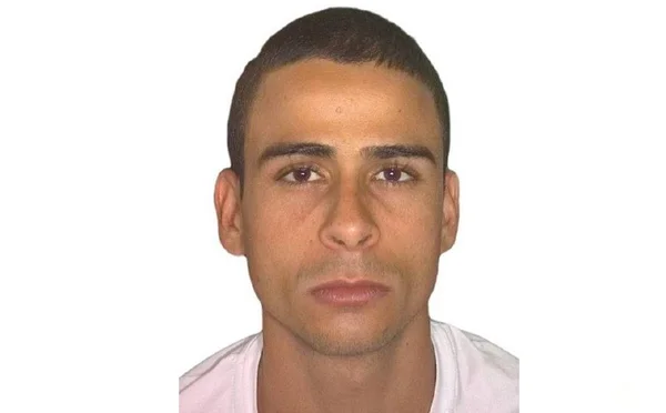 Foto 3 x 4, de jovem com camiseta cor-de-rosa fundo branco - Metrópoles