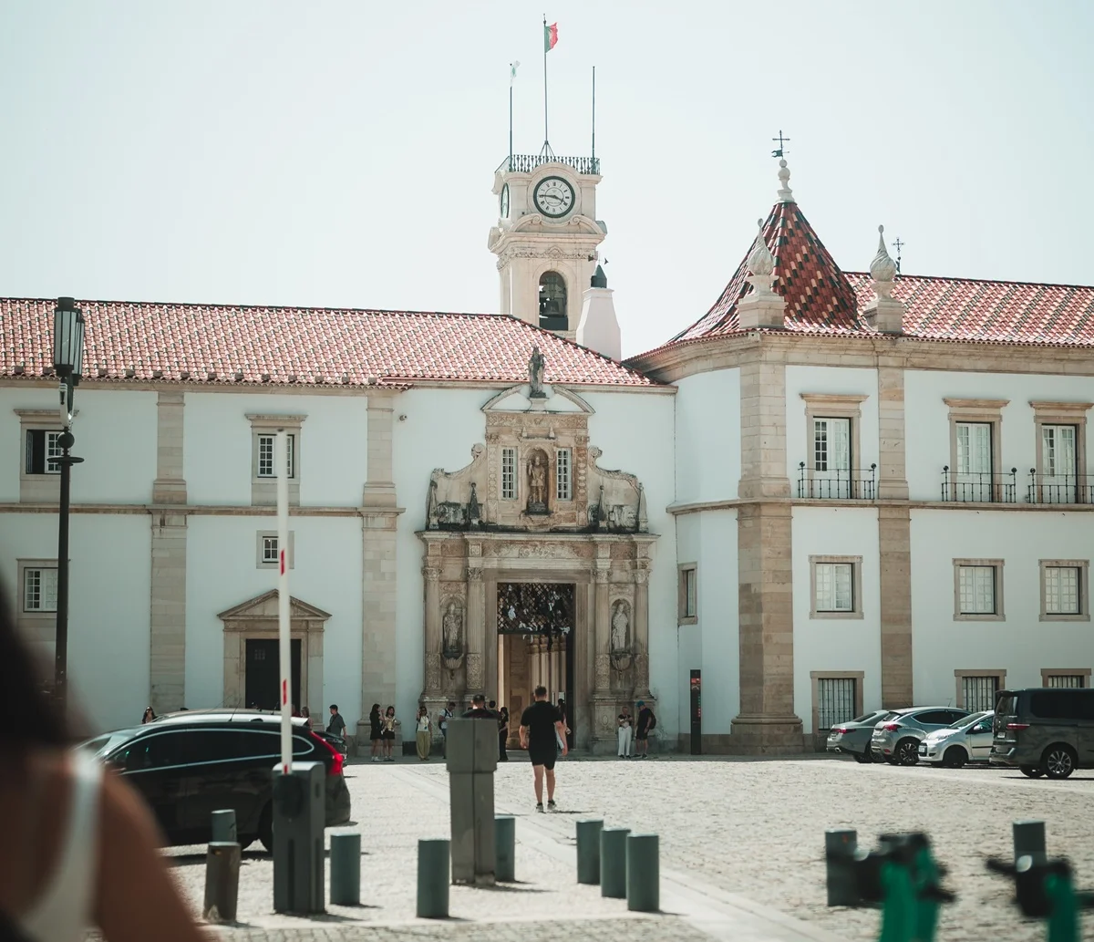 Maiara mostra detalhes de Coimbra Maiara mostra detalhes de Coimbra