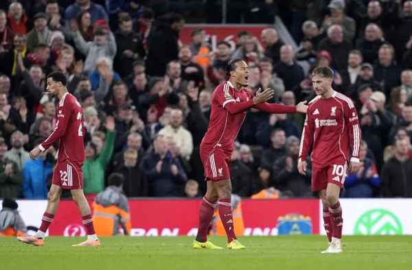 Virgil van Dijk cobra companheiros pela má fase do Liverpool