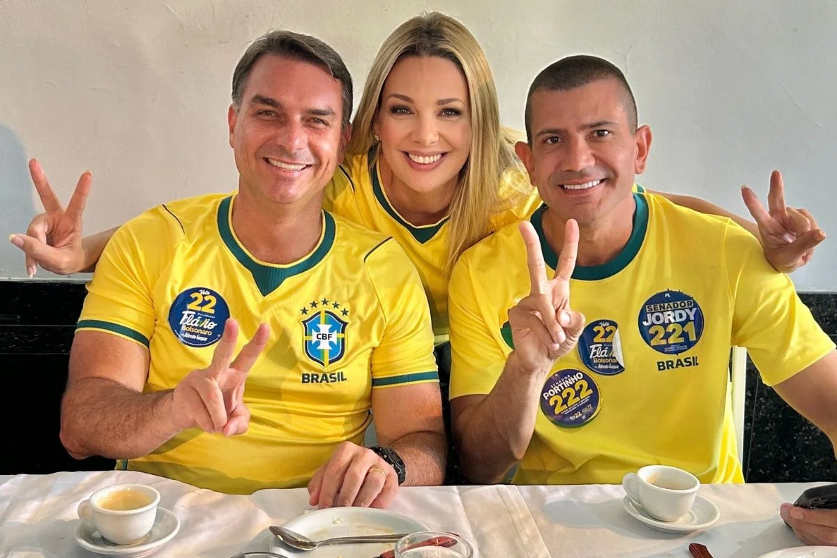Fernanda Louback ao lado de Flávio Bolsonaro e Douglas Ruas Fernanda Louback ao lado de Flávio Bolsonaro e Douglas Ruas