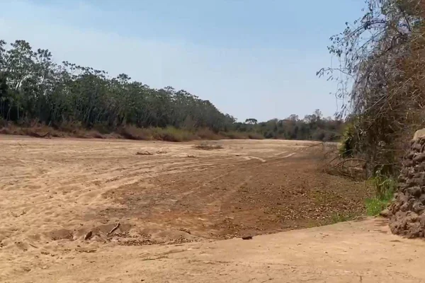imagem colorida do rio araguaia seco, em nova crixás (go)