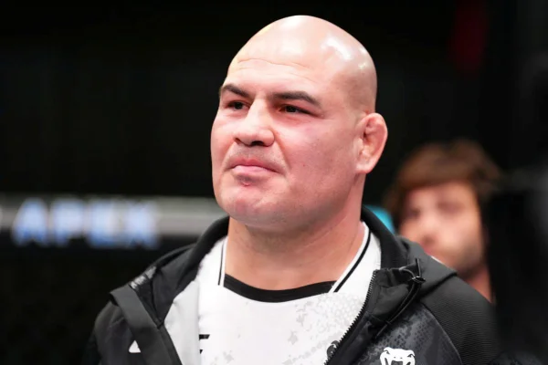 Imagem colorida de Cain Velasquez - Metrópoles