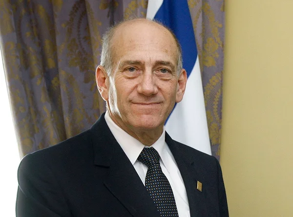 Ex-primeiro-ministro de Israel é libertado após 16 meses de prisão