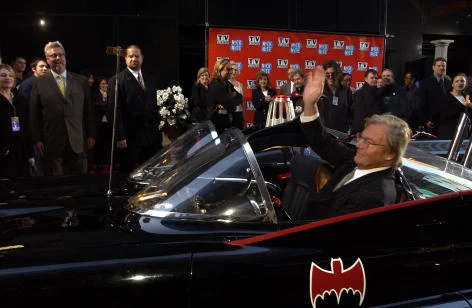 Primeiro Batman, Adam West transava com até oito mulheres por dia - imagem 1 Primeiro Batman, Adam West transava com até oito mulheres por dia - imagem 1
