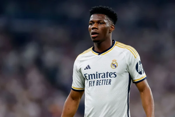 Imagem colorida de Tchouaméni com a camisa do Real Madrid - Metrópoles