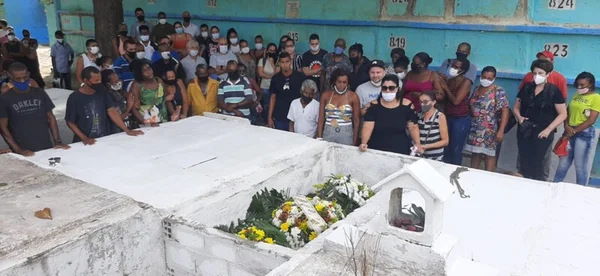 "Parabéns por destruir minha família, seu Aurélio", diz viúva de homem morto por sargento da Marinha em São Gonçalo (RJ)