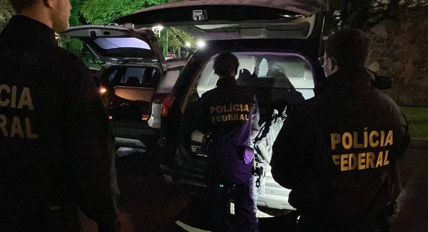 Foto colorida de ação da PF fraude Farmácia Popular