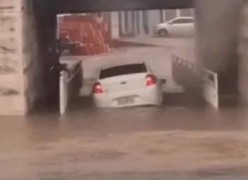 Carro preso em enxurrada na Bahia