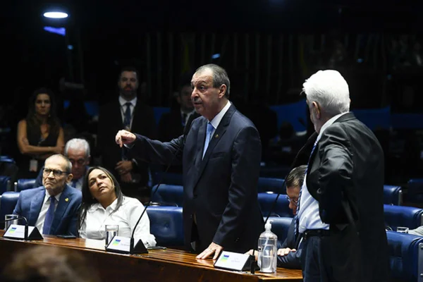 Imagem colorida do Senador Omar Aziz