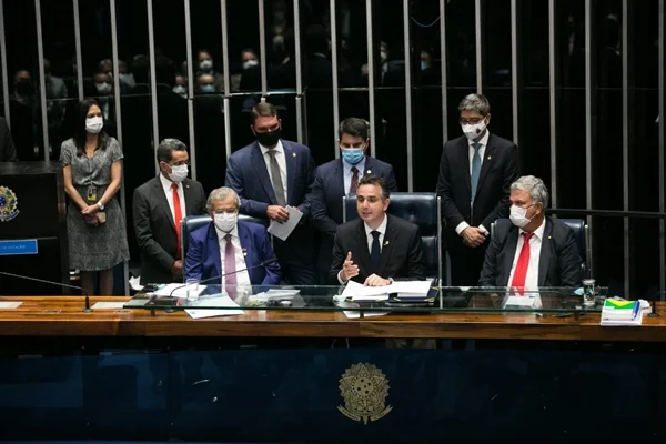 Rodrigo Pacheco assume presidência do Senado prometendo pautar reformas