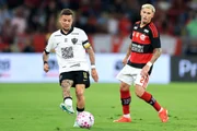 Disputa de bola em Flamengo x Atlético-MG Disputa de bola em Flamengo x Atlético-MG