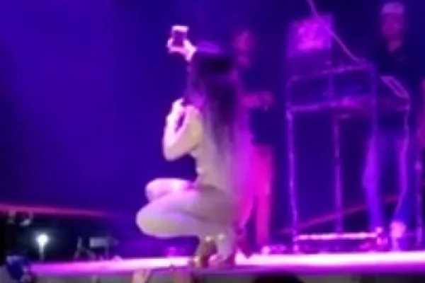 Vídeo. Homem passa mão em vagina de cantora e ela parte para o tapa