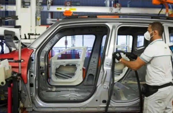 imagem colorida linha de montagem produção de veículos - Metrópoles