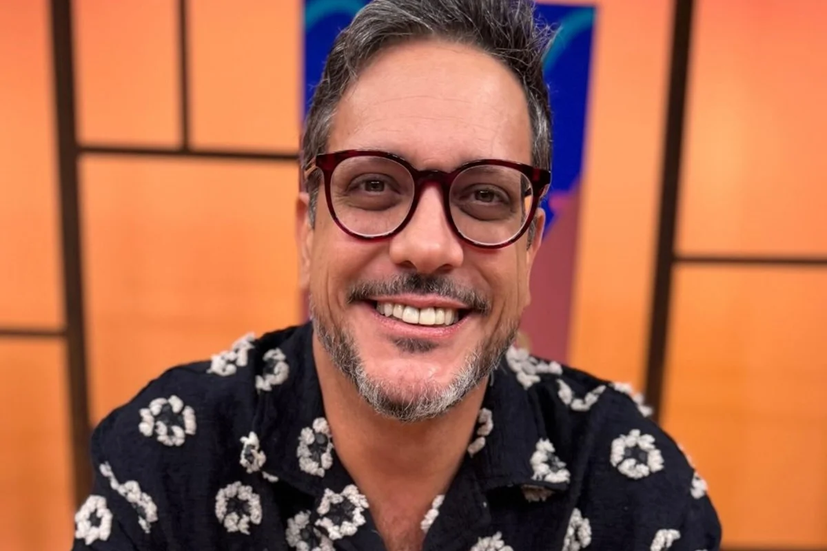 Lucio Mauro Filho posa nos bastidores da TV Brasil Lucio Mauro Filho posa nos bastidores da TV Brasil