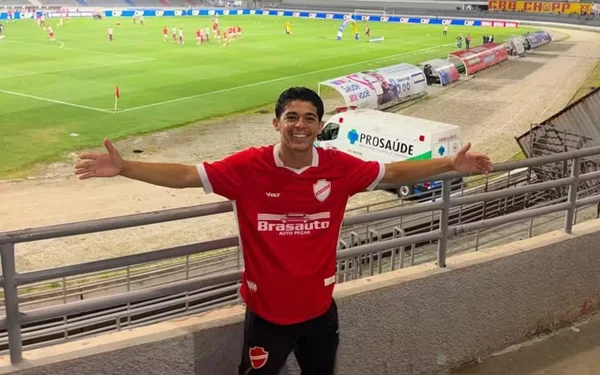 imagem colorida influenciador goiano com camiseta do vila nova