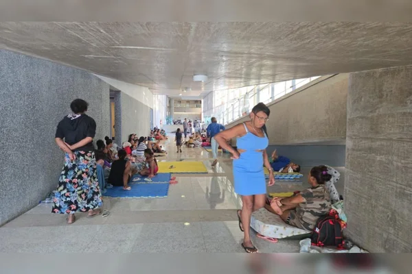 Imagem colorida de pessoas acampadas na CLDF - mETRÓPOLES