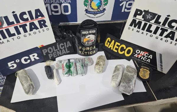 Imagem colorida de drogas apreendidas com mulheres que visitavam presídio - Metrópoles