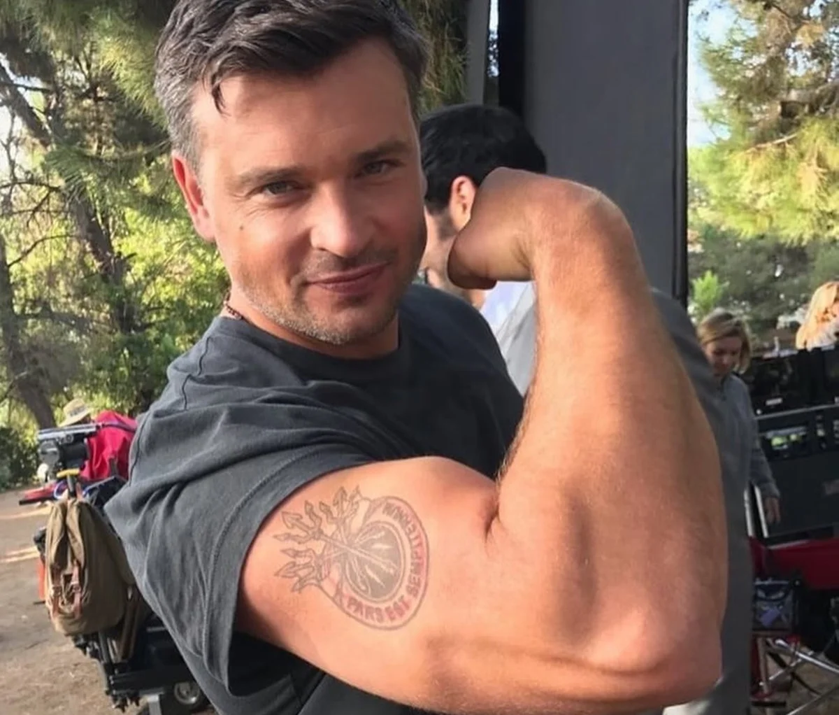 Tom Welling posa sorridente mostrando os músculos Tom Welling posa sorridente mostrando os músculos
