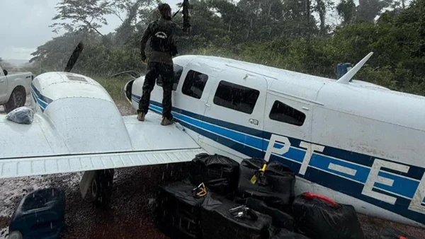 Imagem colorida de avião apreendido com cocaína - Metrópoles