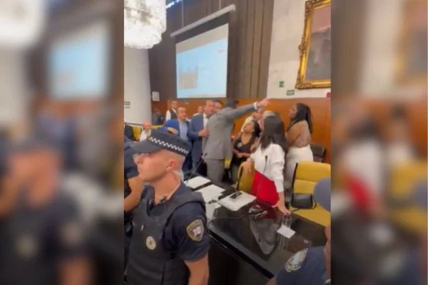 imagem colorida mostra discussão entre vereadores na câmara municipal de sp; vereadora Luana Alves se disse ameaçada por Rubinho Nunes - Metrópoles