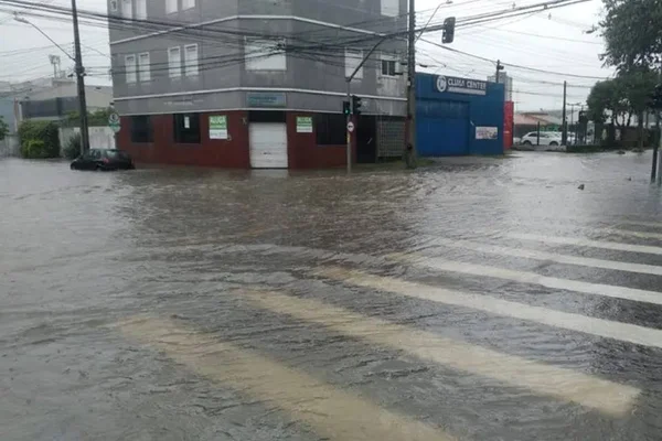 Foto colorida de chuva em Curitiba - Metrópoles