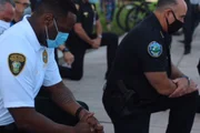 Protestos nos Estados Unidos começaram após a morte de George Floyd, morto pela polícia Protestos nos Estados Unidos começaram após a morte de George Floyd, morto pela polícia