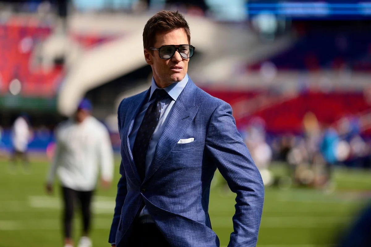 Tom Brady faz pose em campo durante evento Tom Brady faz pose em campo durante evento