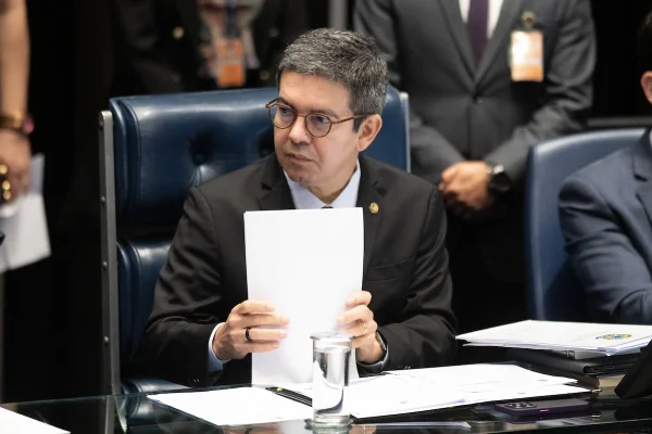 Senador Randolfe Rodrigues durante sessão especial para celebrar a democracia brasileira