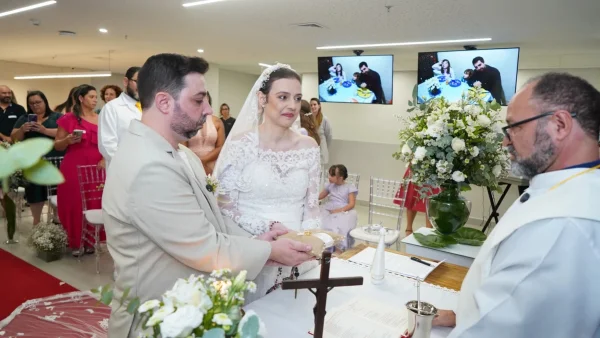 Paciente com câncer realiza sonho de se casar e faz cerimônia em hospital