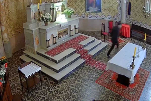Imagem colorida, homem invade igreja com explosivo - Metrópoles