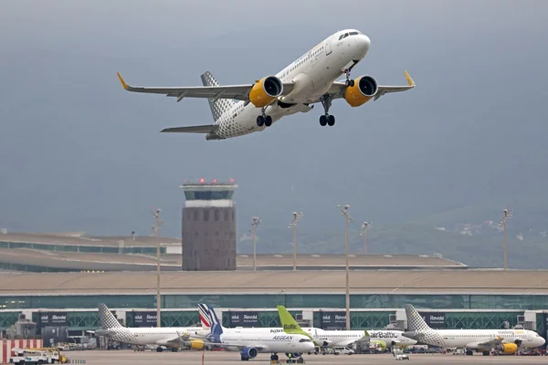 Imagem de avião Airbus A320 decolando - Metrópoles