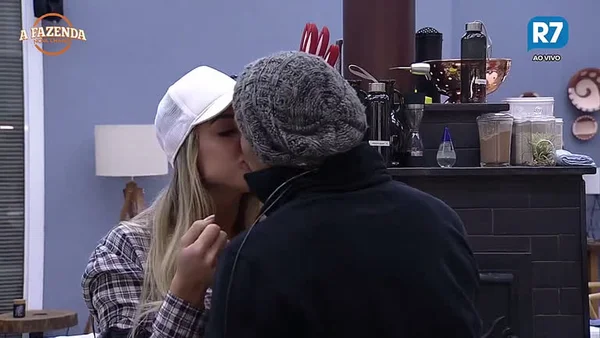 “A Fazenda”: Yuri dá selinho em Monick e pede remédio contra herpes
