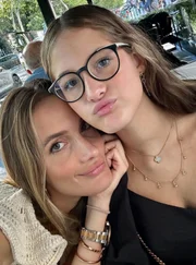 Schynaider Moura e a filha, Anne Marie, posam juntas