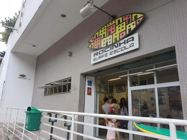 Justiça do RJ determina despejo de projeto social de surfe da Rocinha