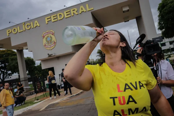 Opositores de Bolsonaro cantam “Vou festejar” e comemoram na PF