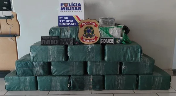 Fotografia colorida de pacotes de drogas apreendidos
